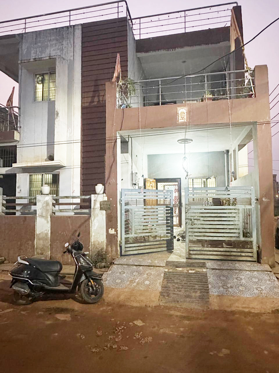 दो भाईयों के मकान का टूटा ताला, कैश सहित लाखों के गहने चोरी