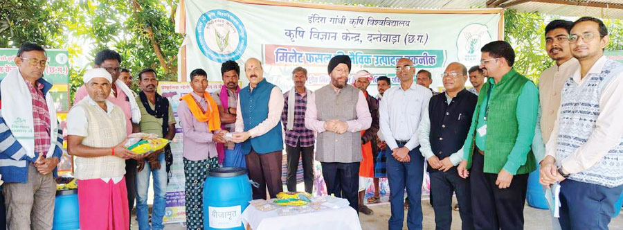 कुलपति ने दी कृषि सामग्रियां
