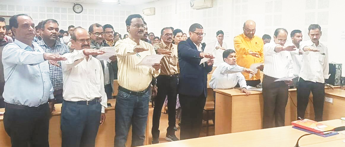 संविधान दिवस पर भिलाई निगम सभागार में ली शपथ