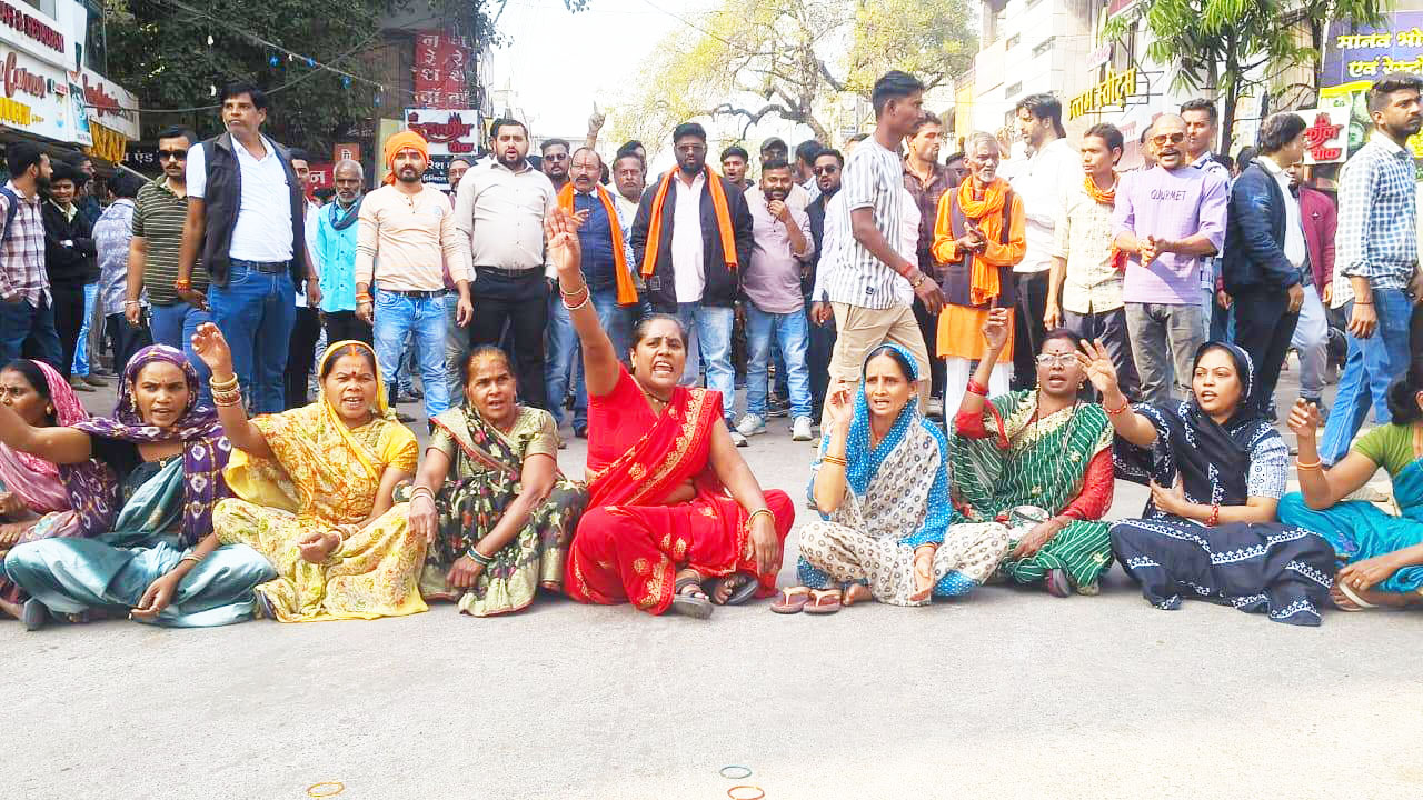 चाकूबाजी से गुस्साए परिजनों का विहिप संग चक्काजाम