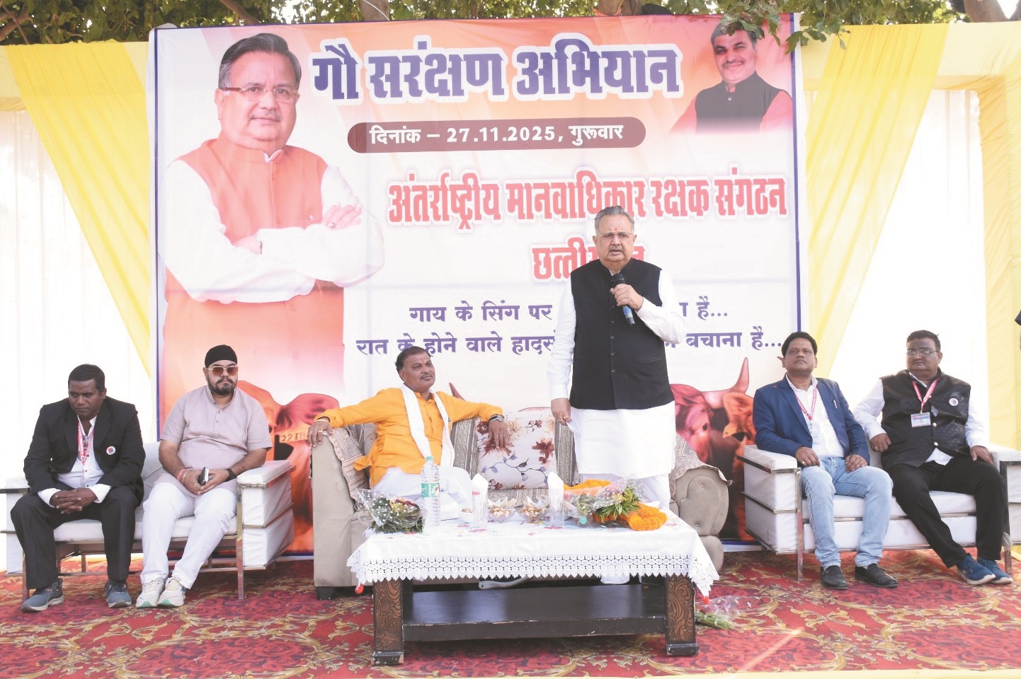 विस अध्यक्ष ने मवेशियों के गले एवं सींग में लगाया रेडियम पट्टी