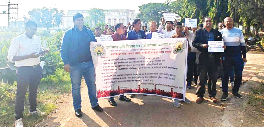 कृषि वैज्ञानिकों का विवि में प्रदर्शन 