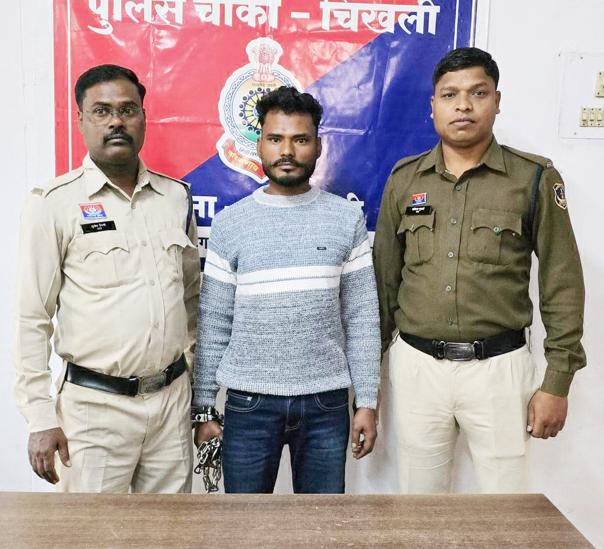 चाकू दिखाकर लूट, फरार आरोपी गिरफ्तार