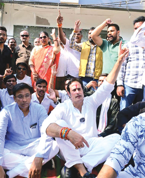 एफआईआर वापसी के लिए कांग्रेस का थाने में प्रदर्शन