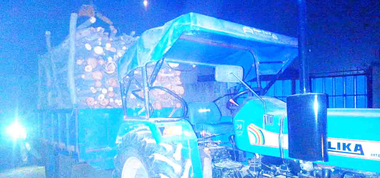 लकड़ी के अवैध परिवहन में दो वाहन जब्त