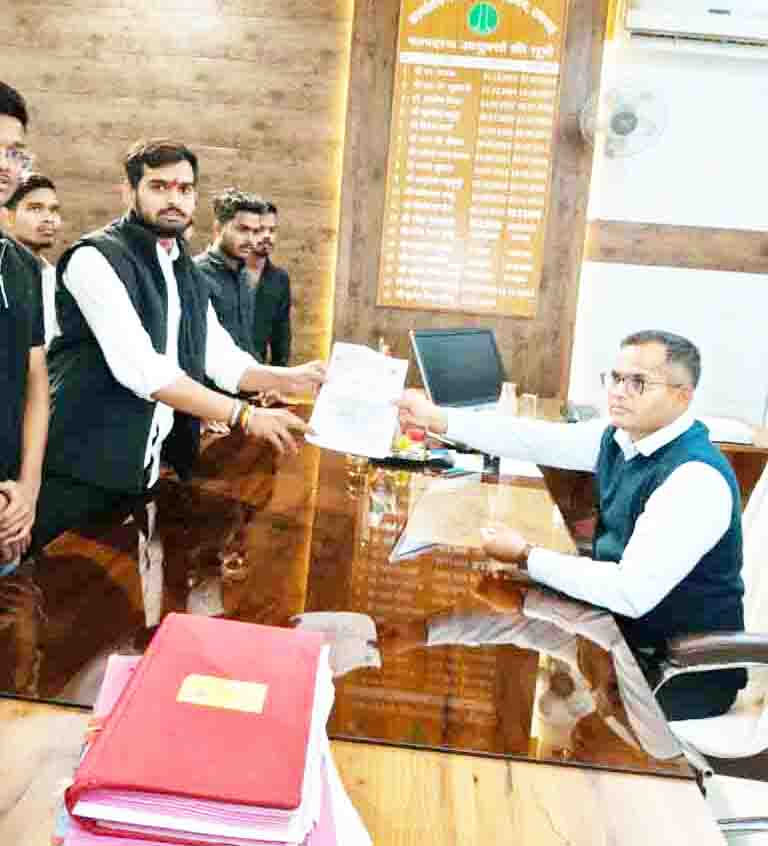 डिग्री कॉलेज के सामने स्पीड ब्रेकर की मांग