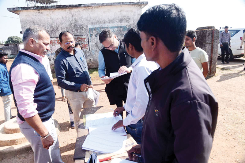 मैनपाट में एसआईआर का कलेक्टर ने किया निरीक्षण, त्रुटि रहित डिजिटलाइजेशन के निर्देश