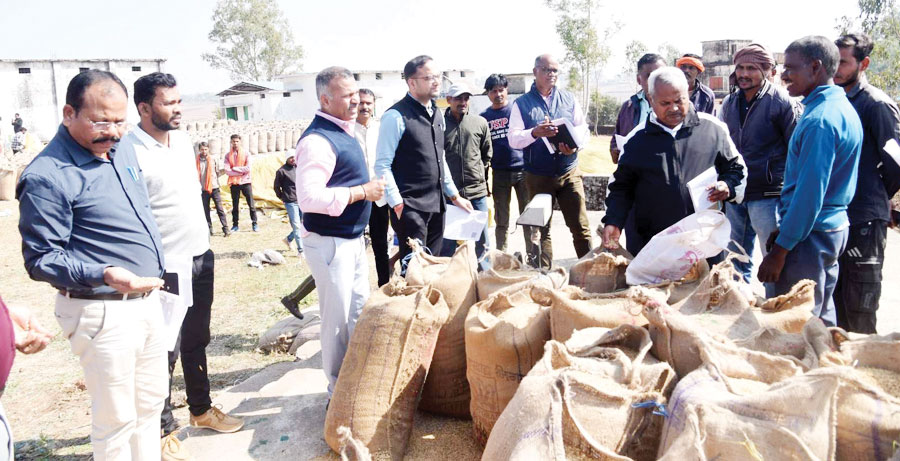 कलेक्टर-जिपं सीईओ ने मैनपाट में धान खरीदी व्यवस्था का किया निरीक्षण, किसानों से की बात