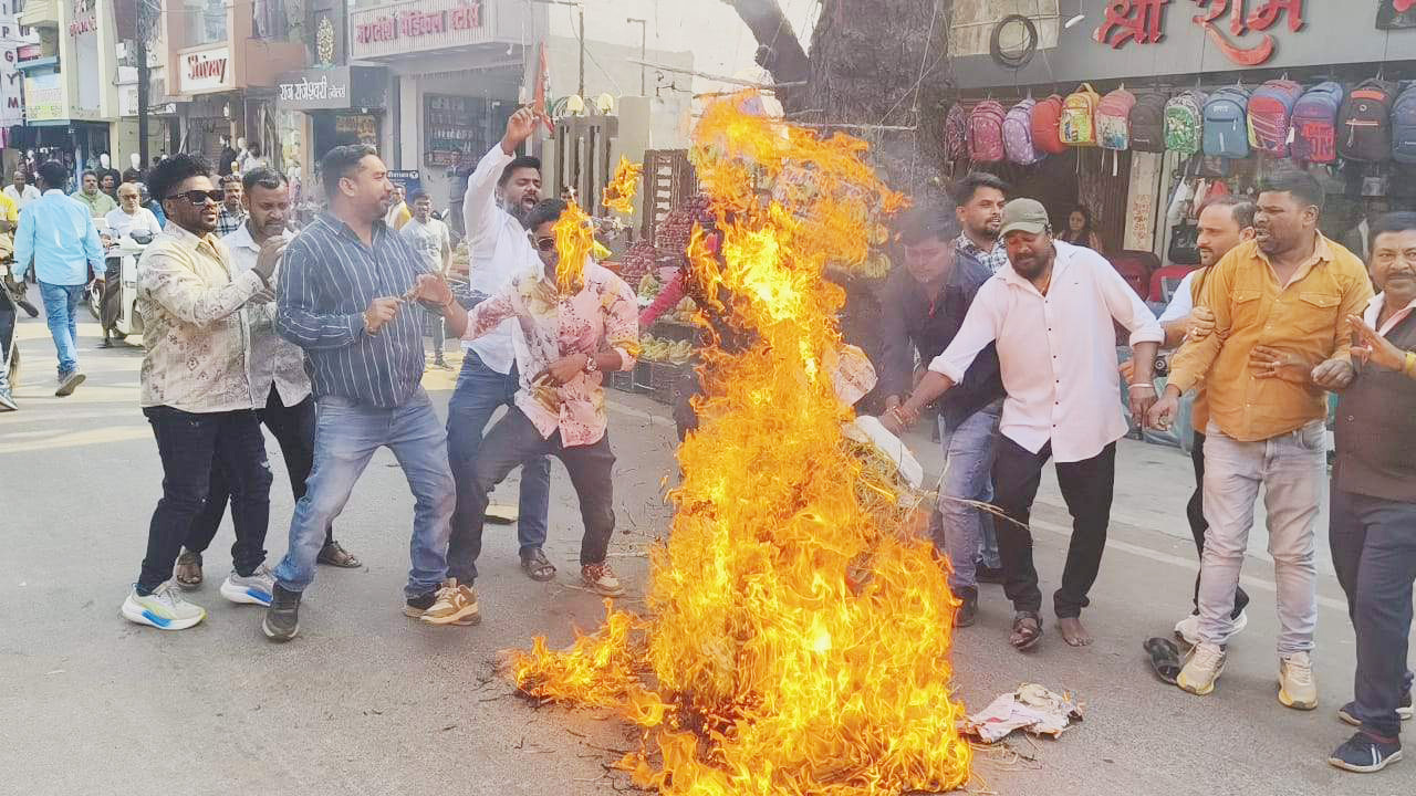 जमीन की सरकारी कीमतों में बढ़ोत्तरी के खिलाफ कांग्रेसियों ने फूंका सीएम का पुतला