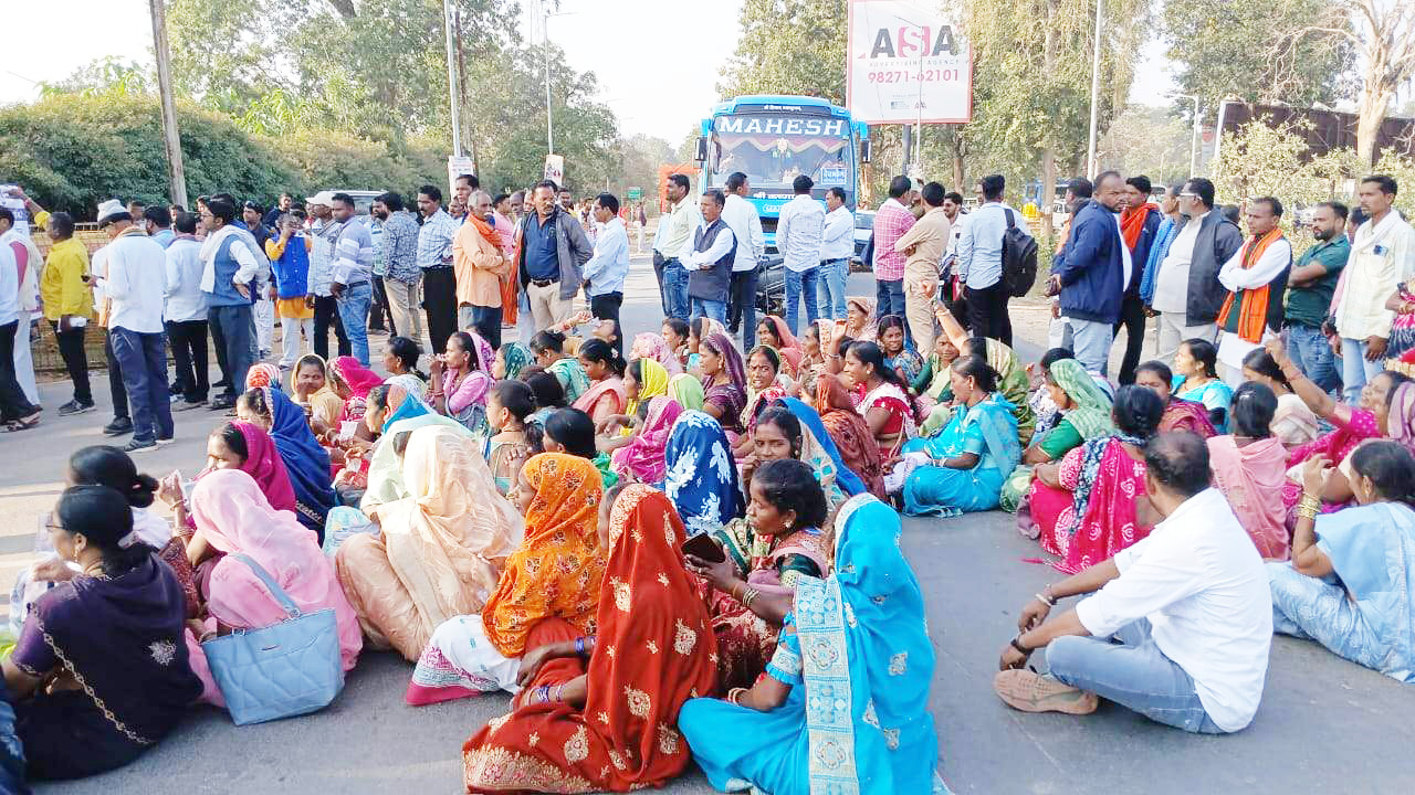 फंड की कमी पर सरपंचों का प्रदर्शन,  रैली निकाल मांगों का ज्ञापन सौंपा
