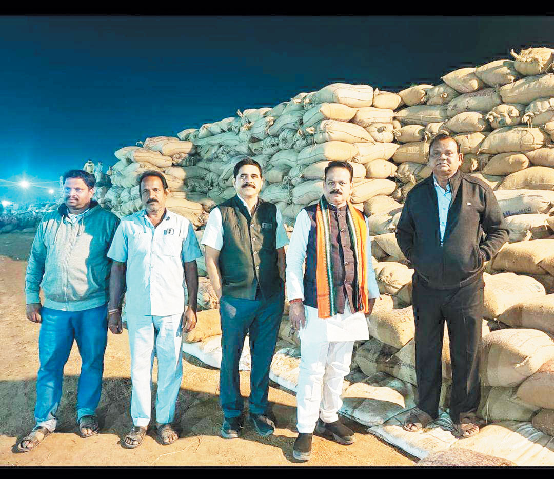 जिपं अध्यक्ष ने किया धान उपार्जन केंद्र का निरीक्षण