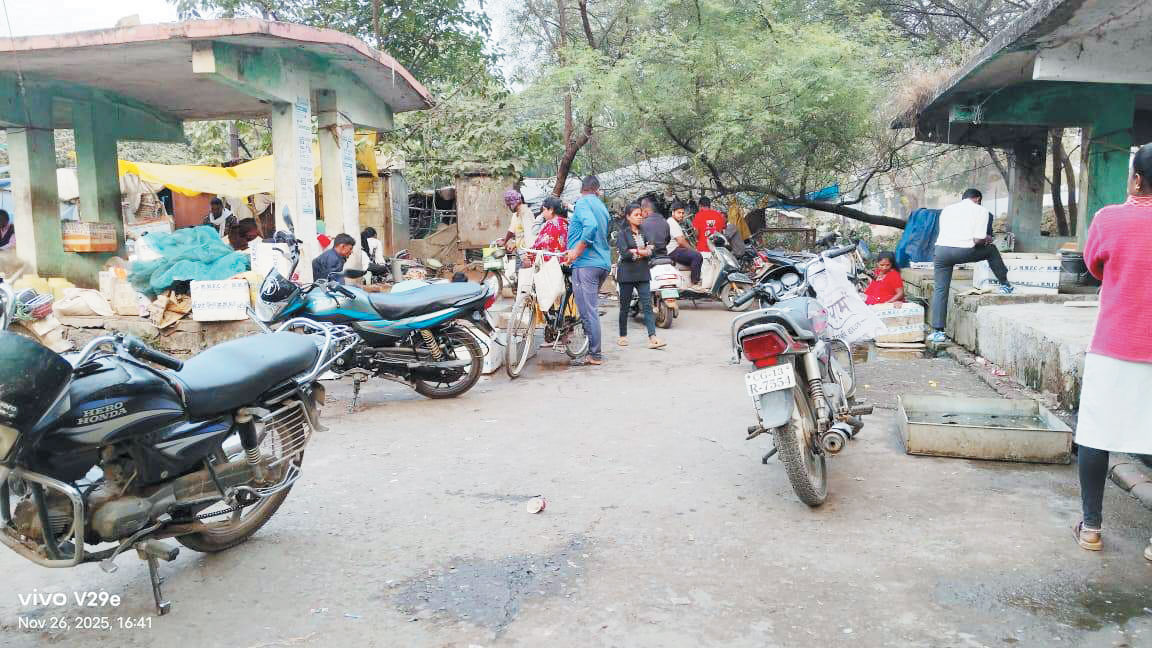 मटन मार्केट में न बैठकर सडक़ किनारे कारोबार, लोग परेशान