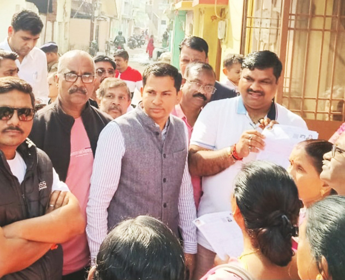 मतदाताओं के बीच पहुंचे मंत्री, एसआईआर गणना फॉर्म की ली जानकारी