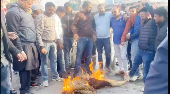 जमीन रजिस्ट्री के नए नियमों क ा विरोध, सीएम का पुतला फूंका