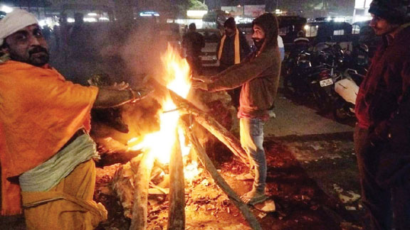 शहर के प्रमुख स्थानों पर अलाव की व्यवस्था