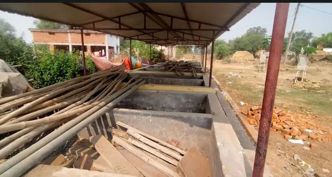 मवेशियों के लिए बने शेड का हाल...