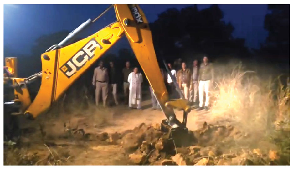 धान के अवैध परिवहन रोकने छत्तीसगढ़-ओडिशा सीमा से जुड़े 7 अंदरूनी जंगल रास्तों को जेसीबी से किया बंद