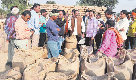 विधायक ने किया धान खरीदी केंद्रों का निरीक्षण