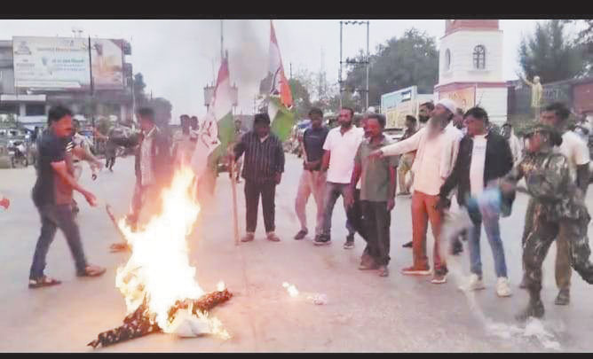 जमीन गाइडलाइन दरों में वृद्धि का विरोध, पुतला फूंका