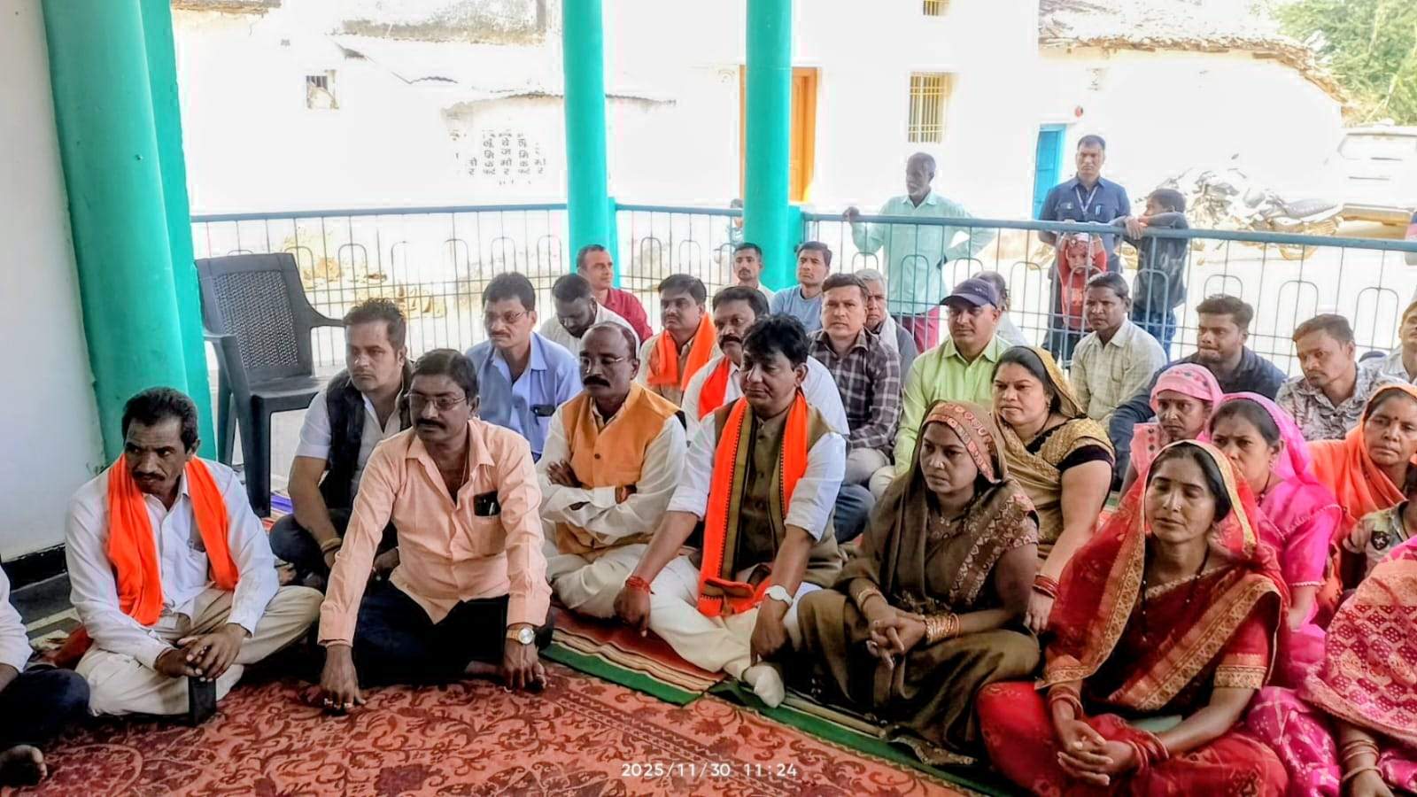 विधायक ने कोसरंगी में भाजपा नेताओं  व लोगों संग सुनी मन की बात