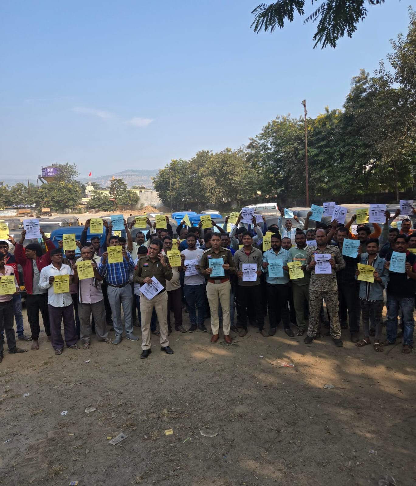 पुलिस ने ऑटो चालकों के बीच चलाया साइबर व यातायात जागरूकता अभियान