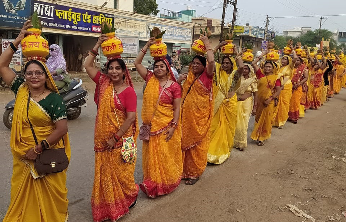गायत्री महायज्ञ व प्रज्ञा पुराण कथा में आध्यात्मिक लाभ ले रहे हैं श्रद्धालु