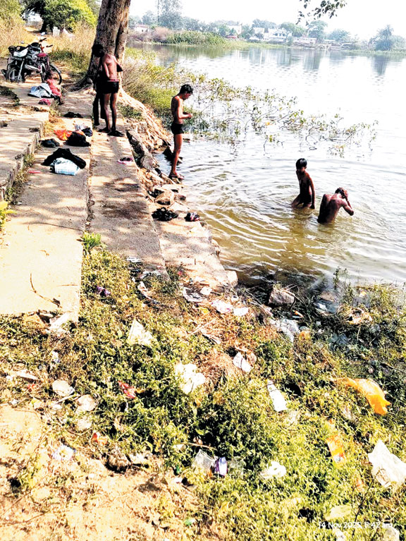   राशि आहरण के बाद भी तालाब पचरी जीर्ण-शीर्ण, ग्रामीणों ने की शिकायत 