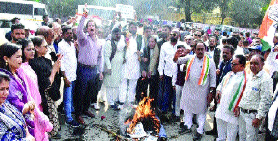 सोनिया राहुल के समर्थन में कांग्रेसियों का प्रदर्शन