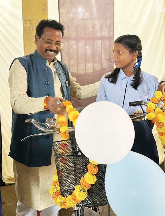 साइकिल पाकर खिले बेटियों के चेहरे