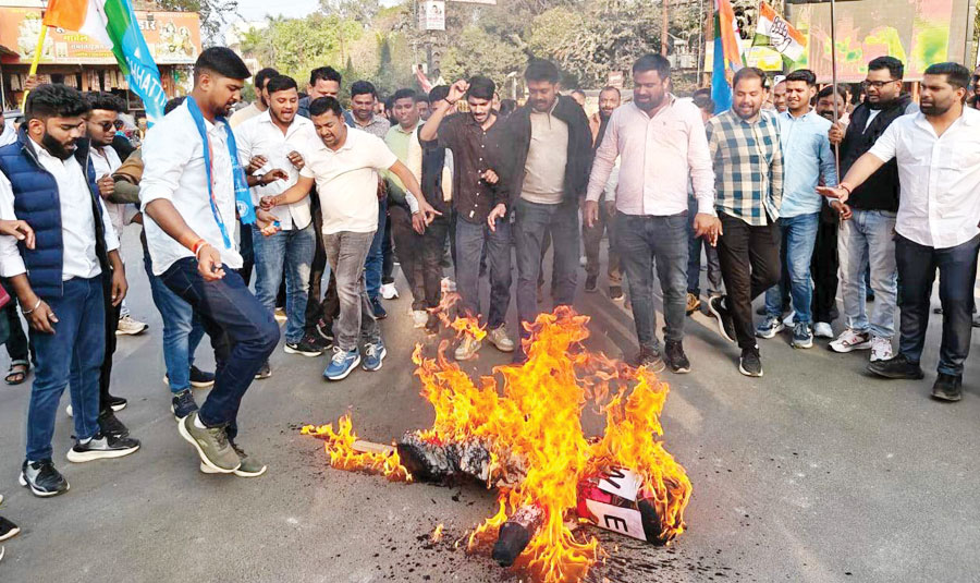 राहुल-सोनिया के विरुद्ध एफआईआर पर कांग्रेसियों ने किया पुतला दहन