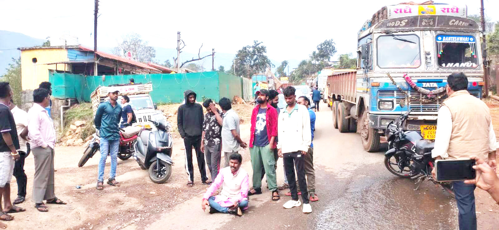 अधूरी पुलिया निर्माण बनी मुसीबत, जनता बेहाल, शिकायत के बाद भी कार्रवाई नहीं, फूटा लोगों का गुस्सा, सडक़ पर बैठकर चक्काजाम