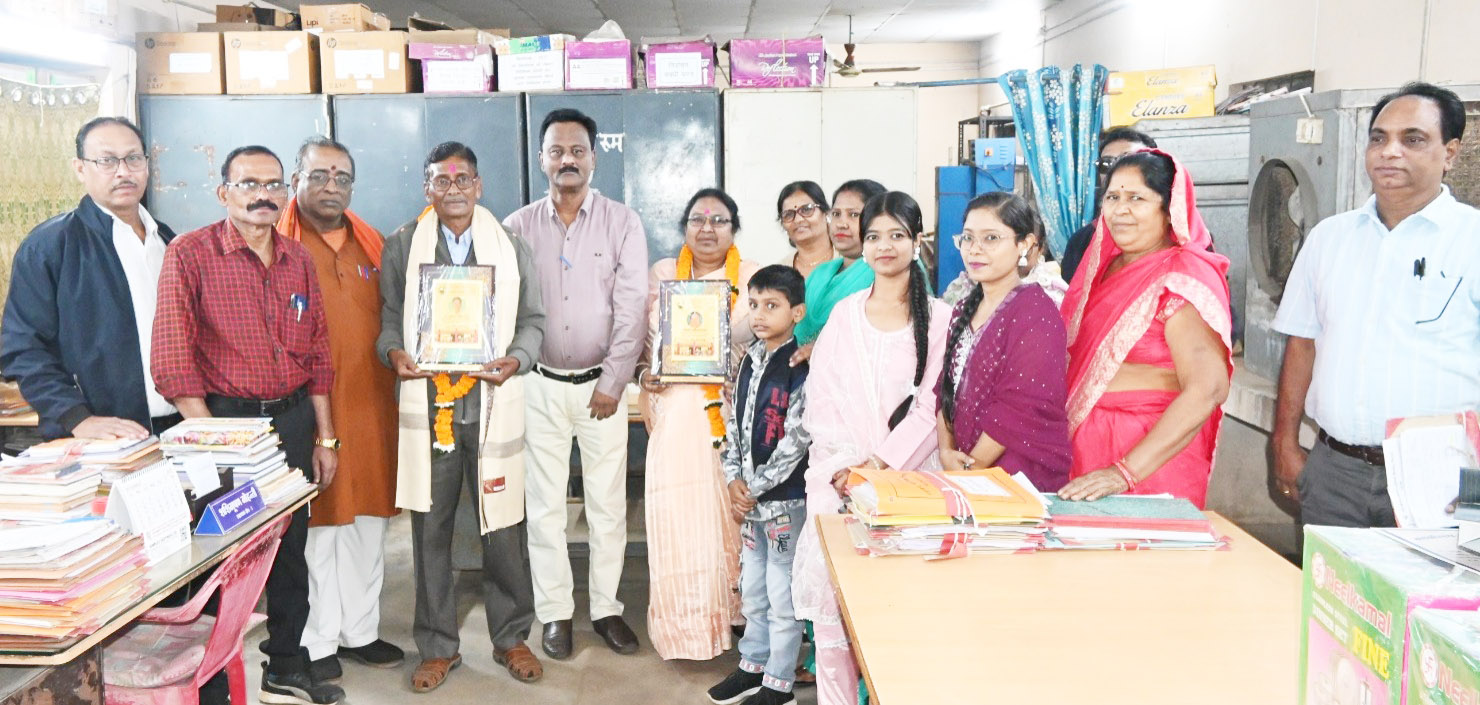 सेवानिवृत 3 कर्मचारियों को दी गई बिदाई