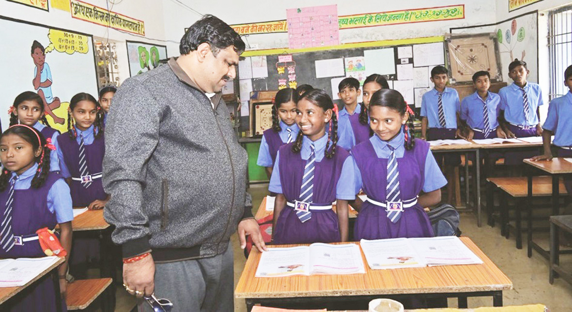 शिक्षा मंत्री ने स्कूल का किया आकस्मिक निरीक्षण