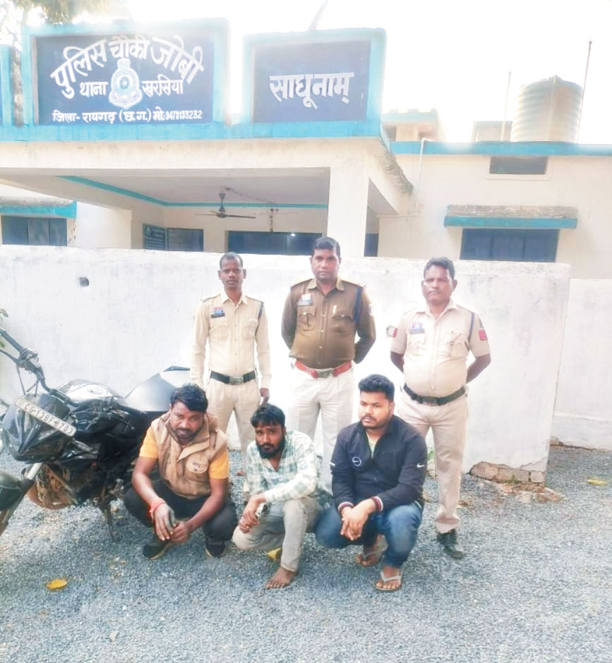  चोरी करने घर में  घुसे तीन गिरफ्तार