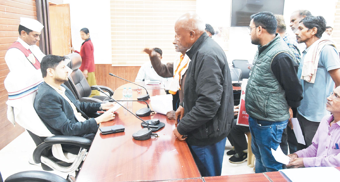 किसानों ने अधिग्रहित भूमि का मुआवजा राशि दिलाने जनदर्शन में लगाई गुहार