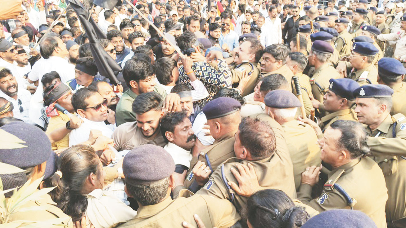 नई गाइडलाइन का विरोध, प्रदर्शन कर रहे कारोबारियों पर पुलिस का लाठी चार्ज, 8 गिरफ्तार