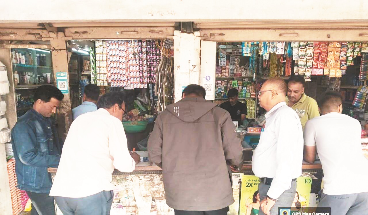 5 किलो प्रतिबंधित झिल्ली पन्नी जब्त