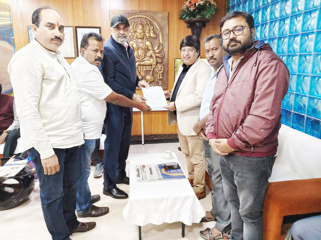 एनएमडीसी सीएमडी को संयुक्त खदान मजदूर संघ ने सौंपा ज्ञापन,