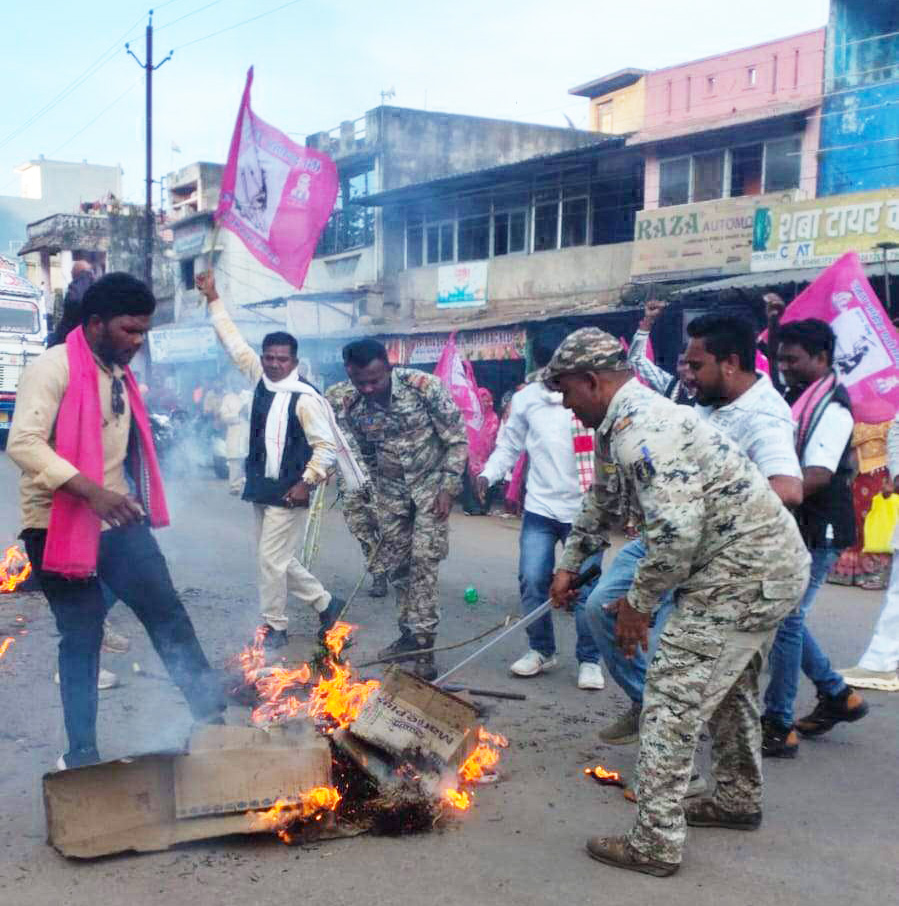 जनता कांग्रेस ने एनएमडीसी के सीएमडी का पुतला जलाया