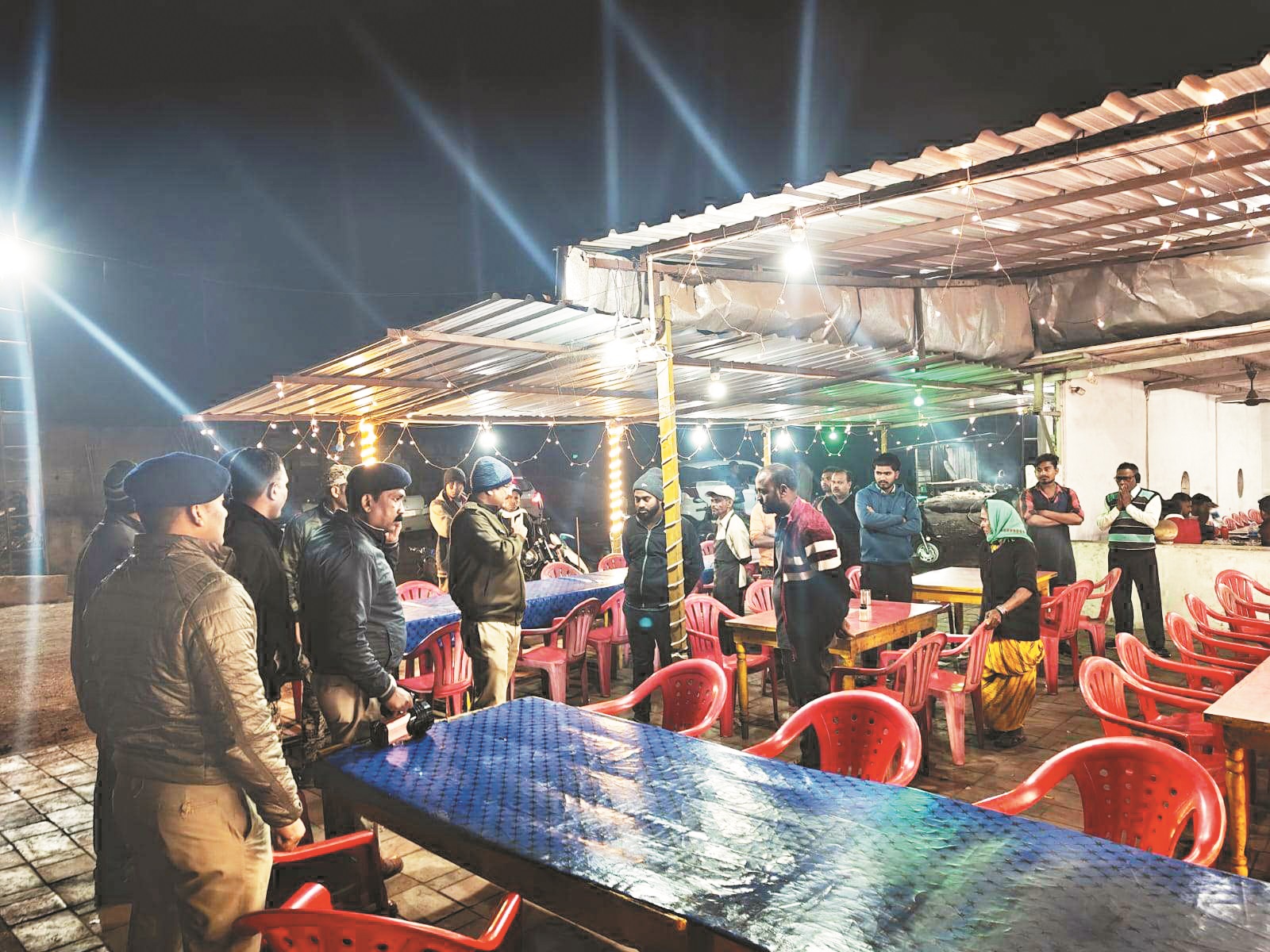 रात्रिकालीन जांच में 25 ढाबों में पुलिस की दबिश