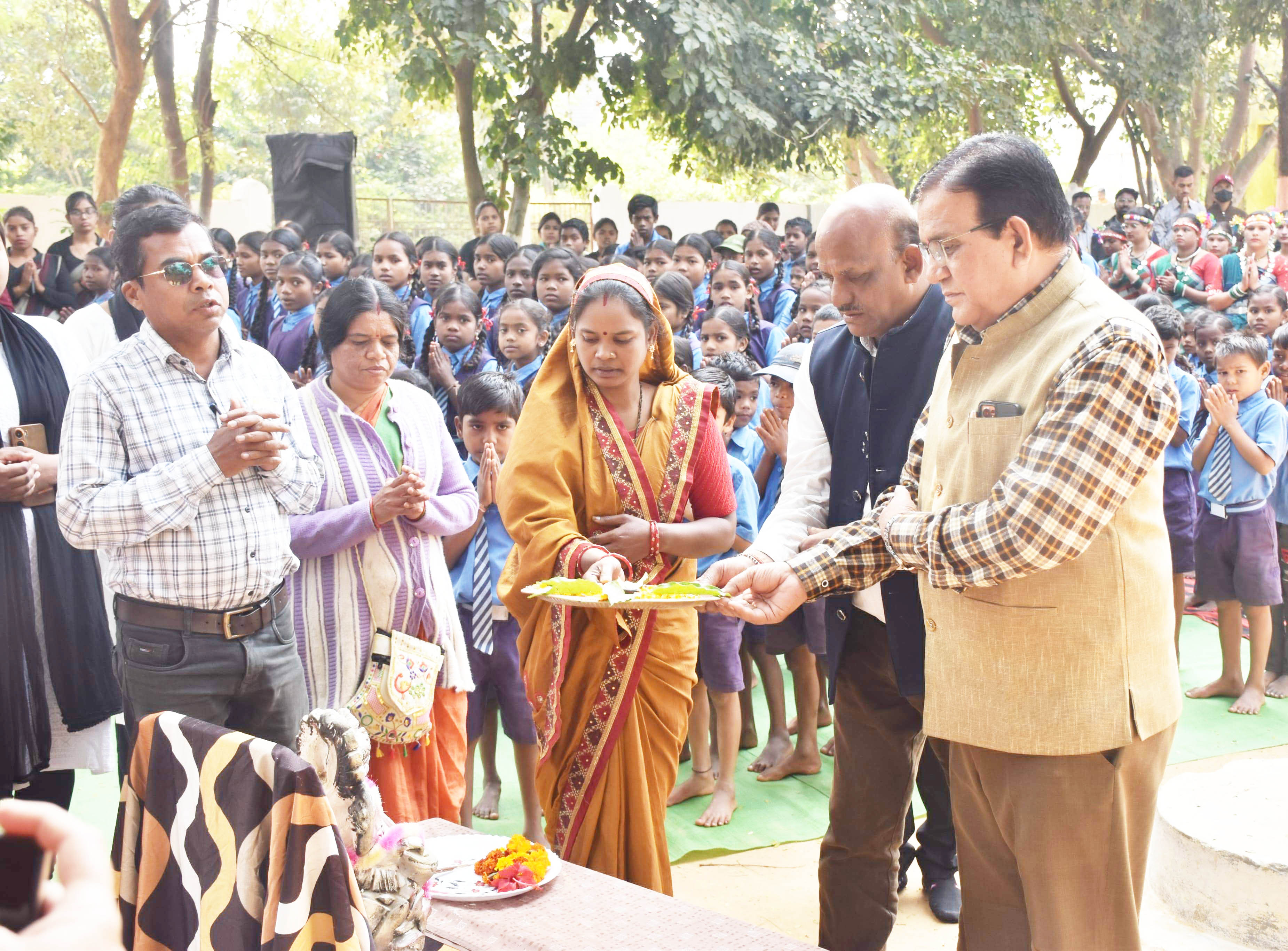खुटेरी में स्वच्छता अभियान संदेश के साथ प्राचार्य तिवारी का अभिनंदन