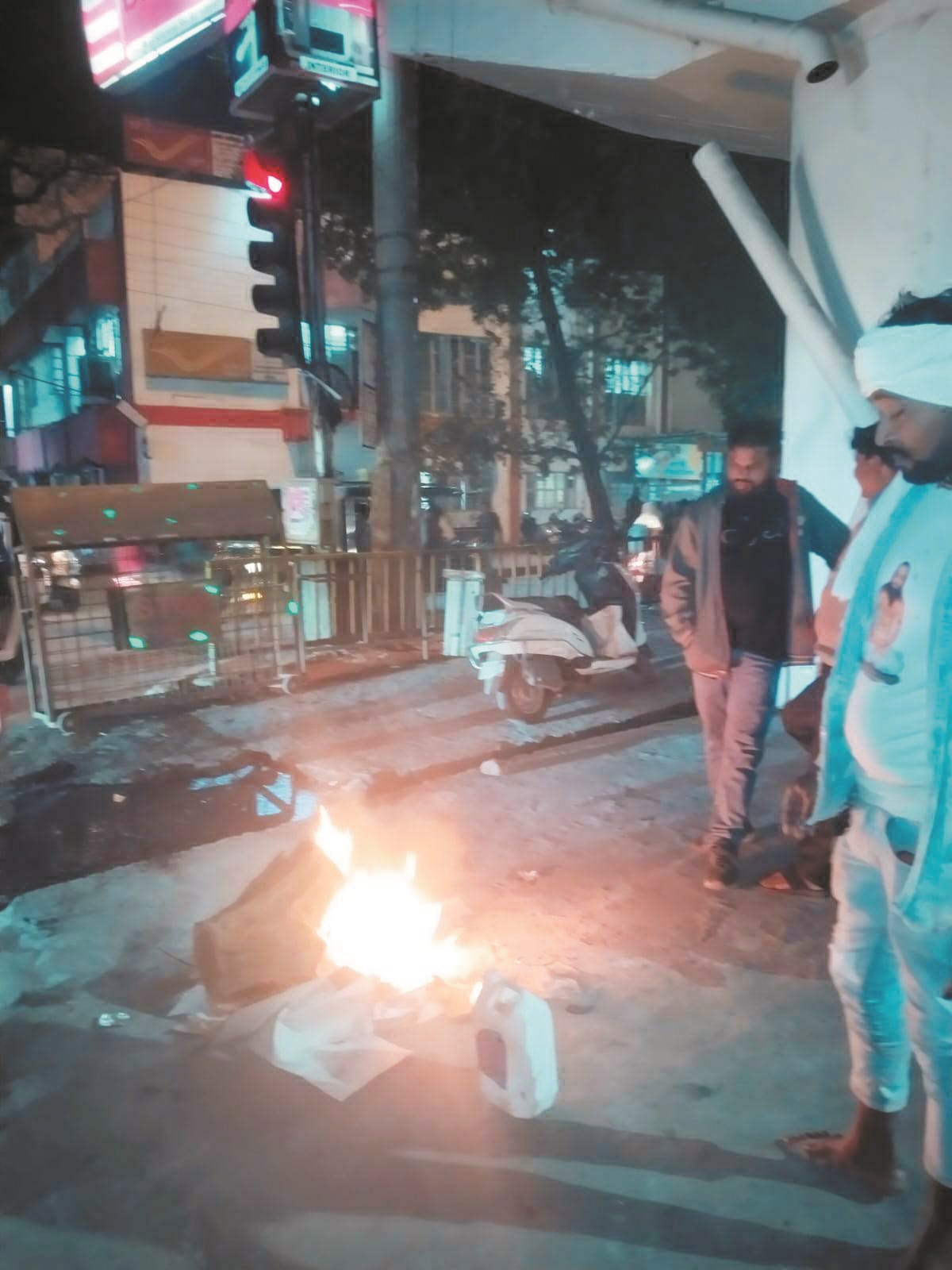 बढ़ी ठंड, शहर के 6 स्थानों पर अलाव की सुविधा