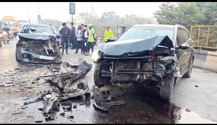 मोवा ओवर ब्रिज पर क्रेटा-कीया भिड़ीं, एक सालभर से बिना इंश्योरेंस चल रही