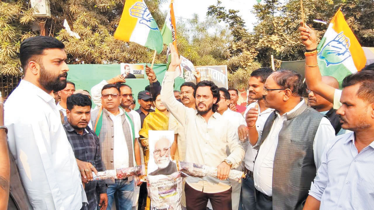 कांग्रेसियों ने पुतला दहन कर जताया विरोध