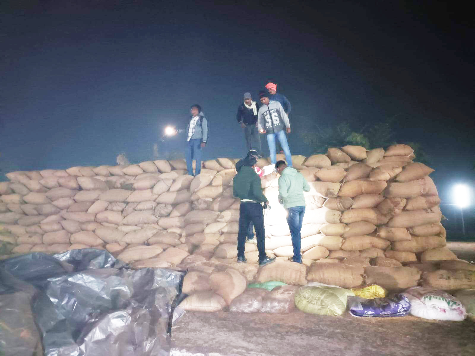 घुमका सोसायटी के केंद्र में मिला 1294 कट्टा अवैध धान