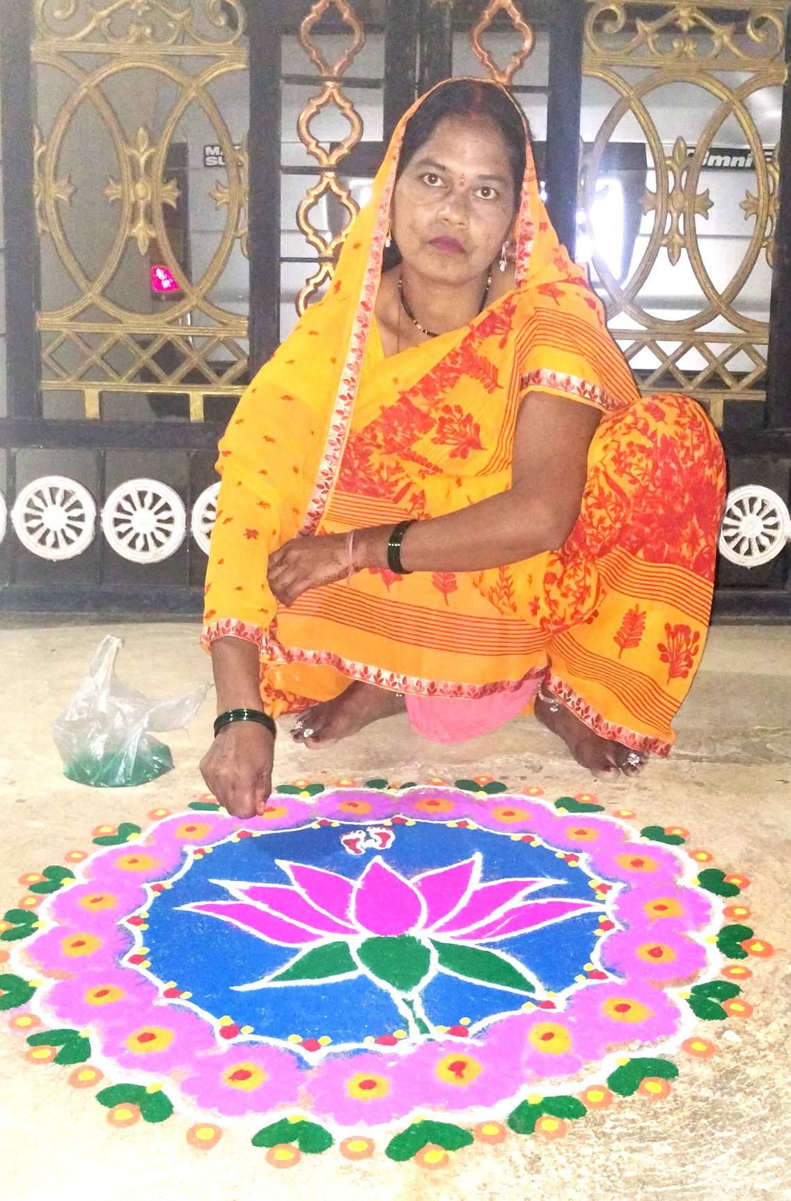 अगहन के आखिरी गुरुवार   को घरों में सजाई रंगोली