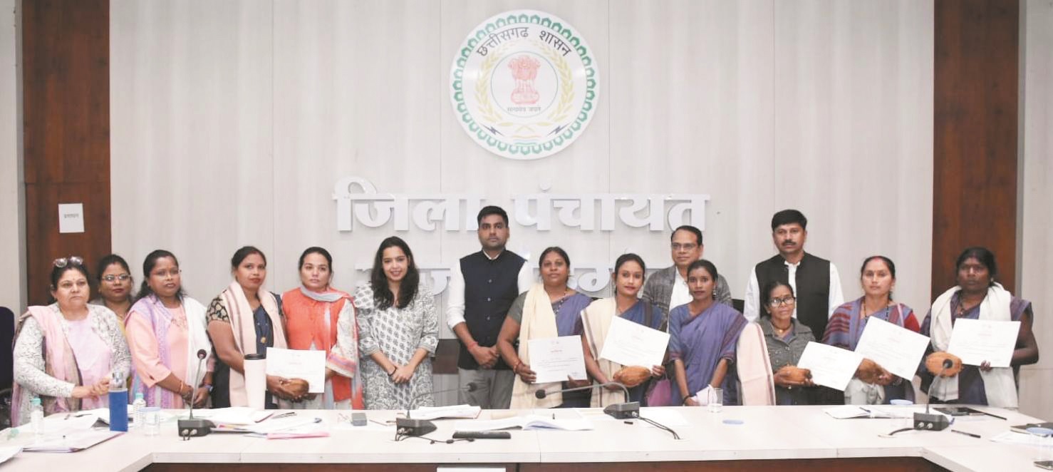 उत्कृष्ट कार्य करने वाले आंगनबाड़ी कार्यकर्ता और मितानिनों का सम्मान