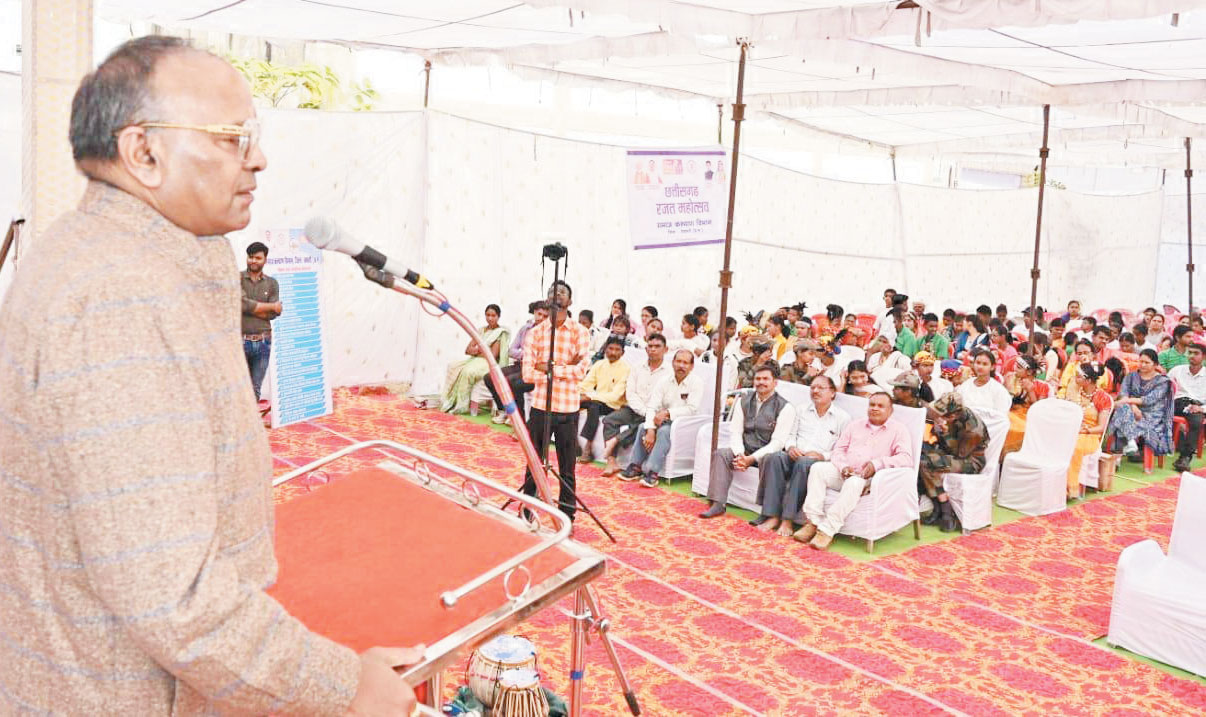 विधायक चंद्राकर ने दिव्यांगों को किया सहायक उपकरण वितरित