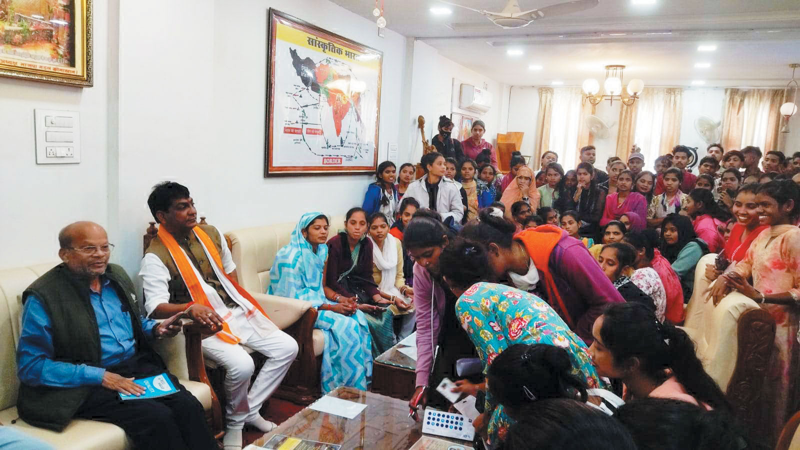 श्रमिकों ने वेतन, कार्यघंटे और प्रक्रिया संबंधी शिकायतें एसपी और विधायक से कीं