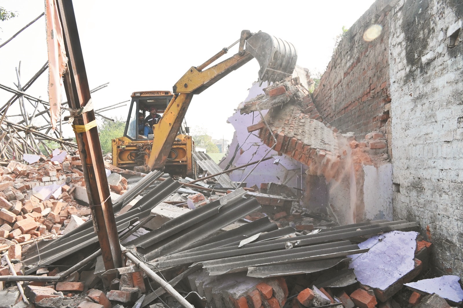 अवैध अतिक्रमण पर निगम की बेदखली कार्यवाही